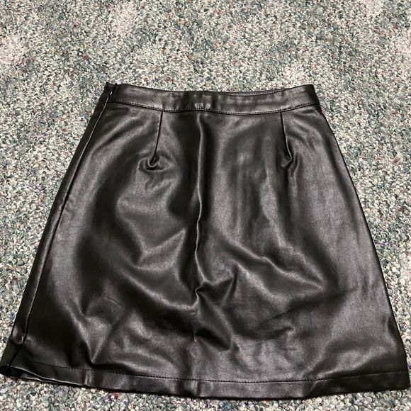 Laced up leather skirt - Picture 3 of 3